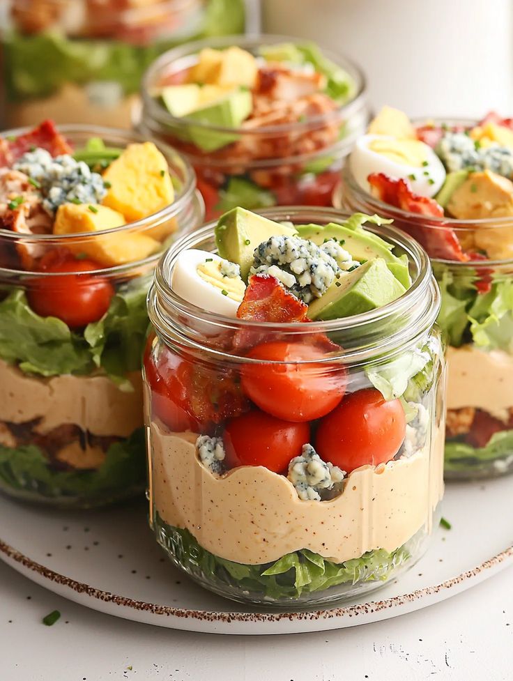 Potes de salada com molho e ovo